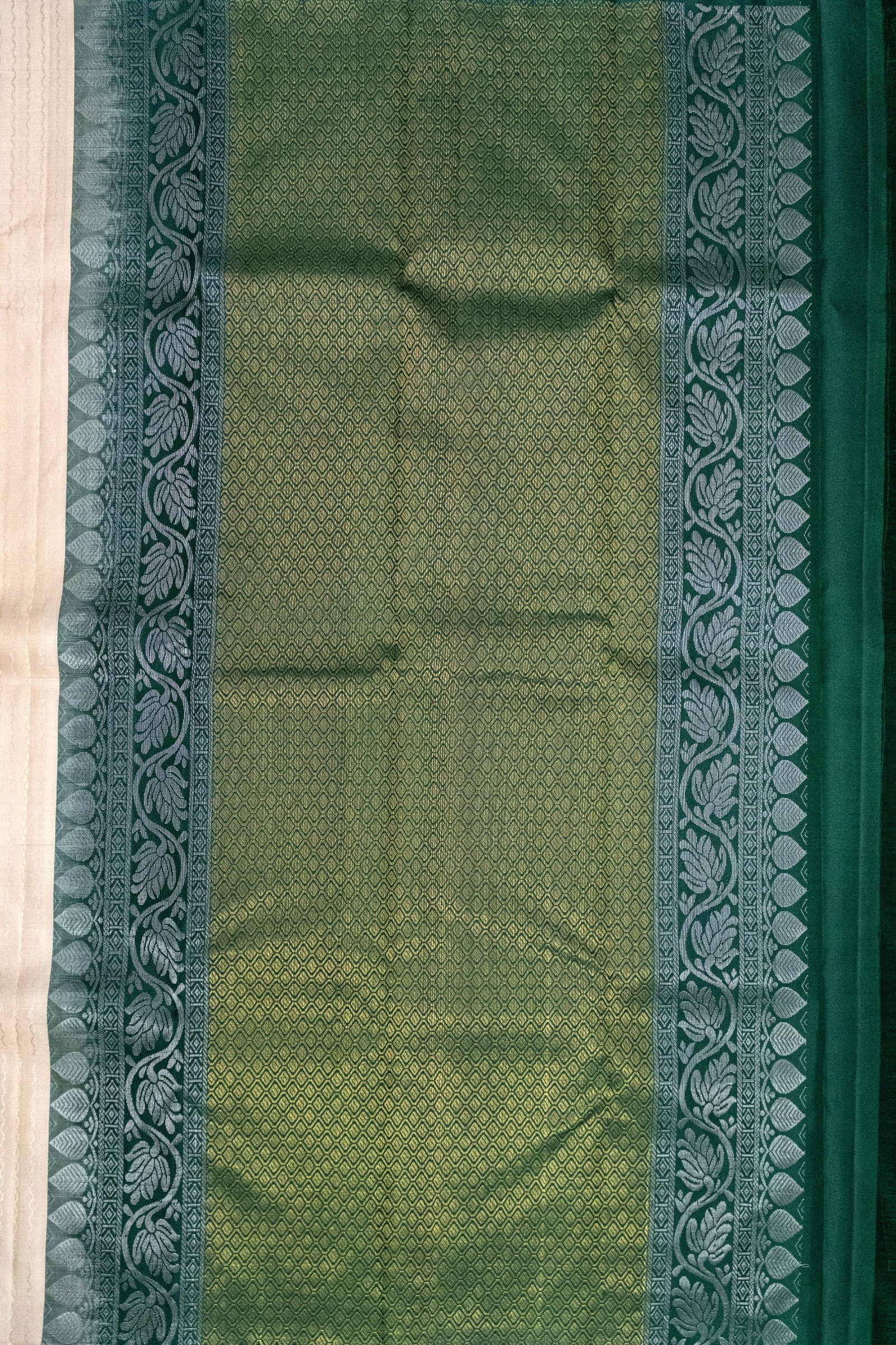 CREAM & GREEN - KANCHIPURAM HANDLOOM BORDERLESS PURE SILK SAREE