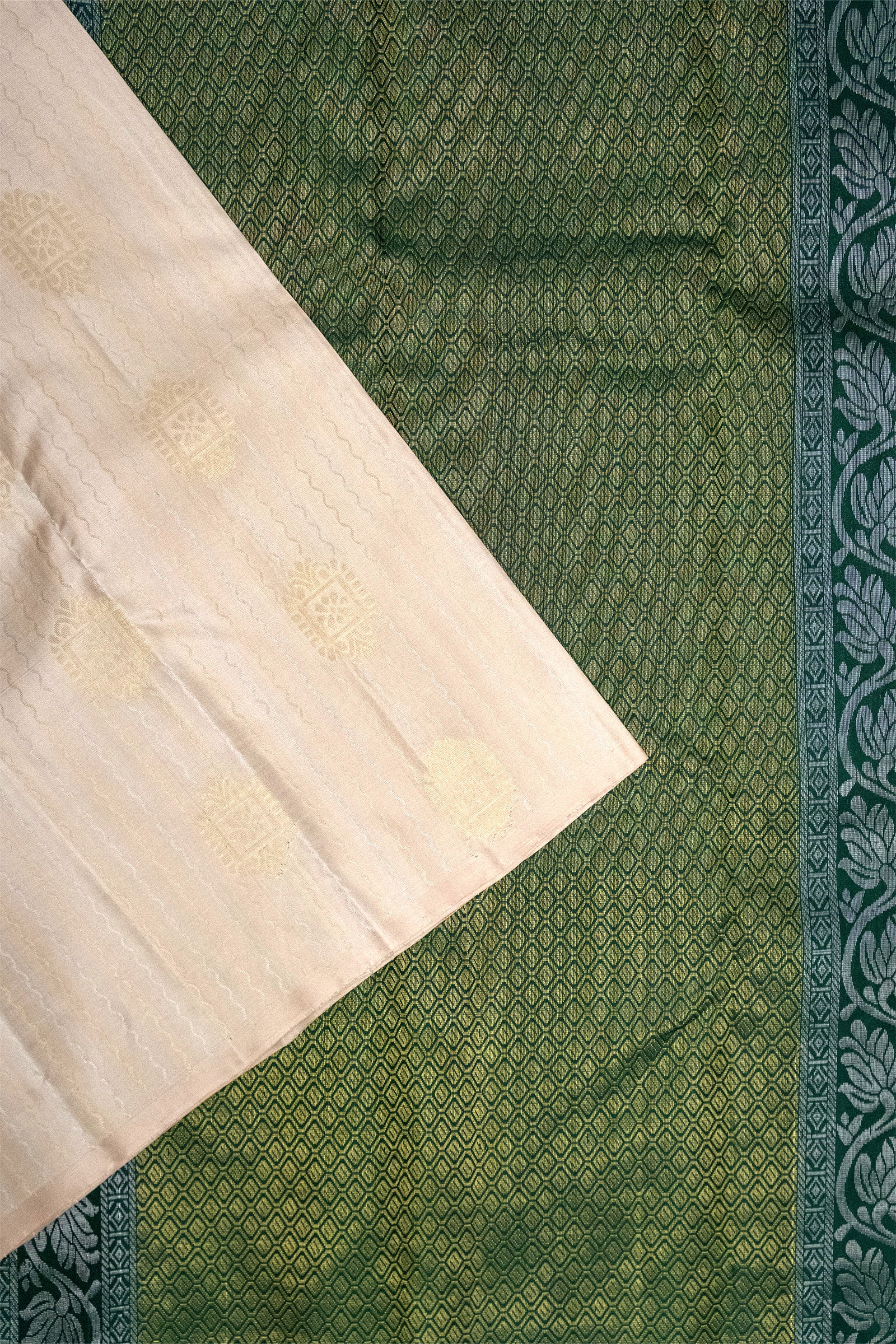 CREAM & GREEN - KANCHIPURAM HANDLOOM BORDERLESS PURE SILK SAREE